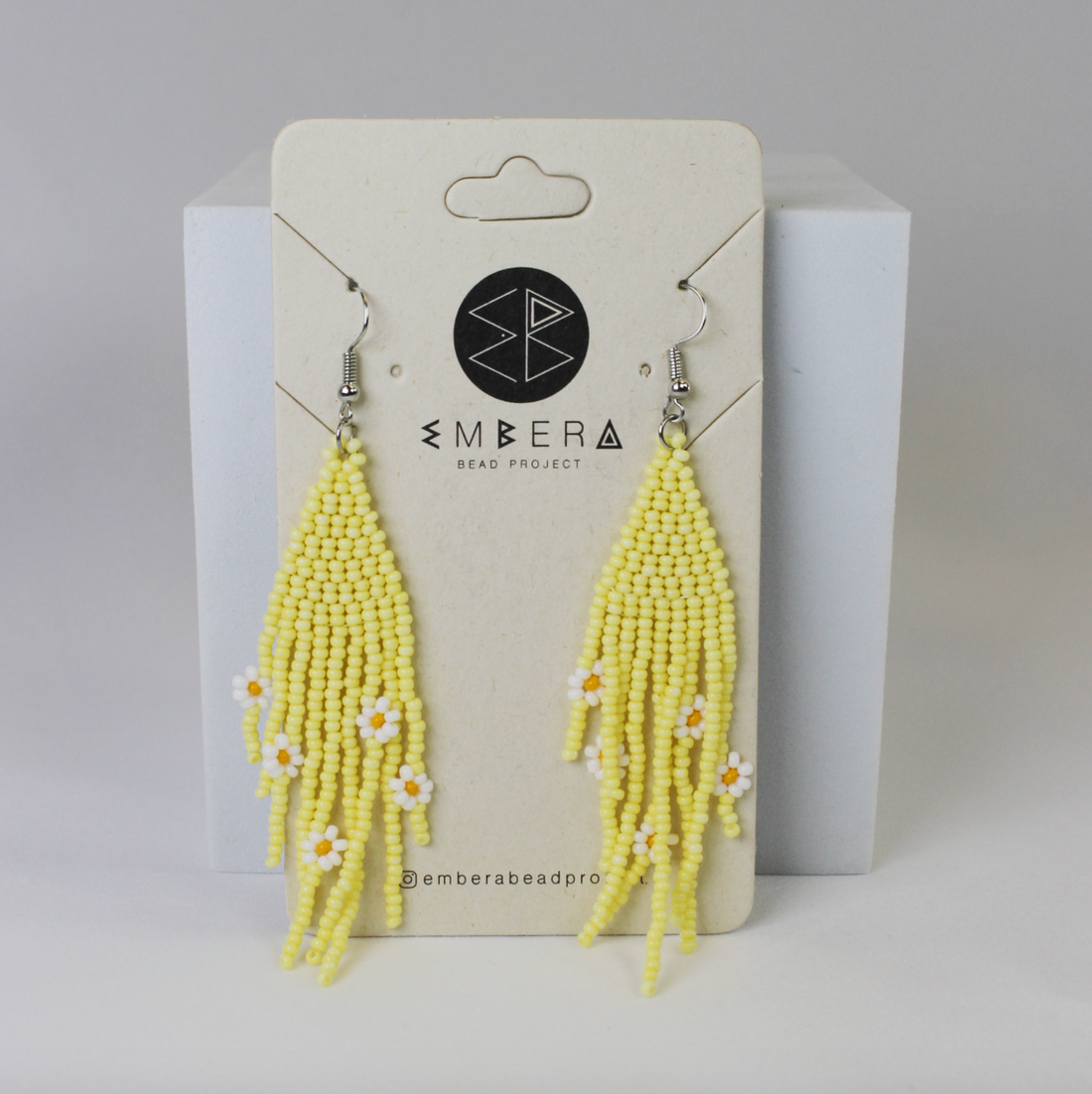 Yellow Dangle Beaded Earrings with Daisies