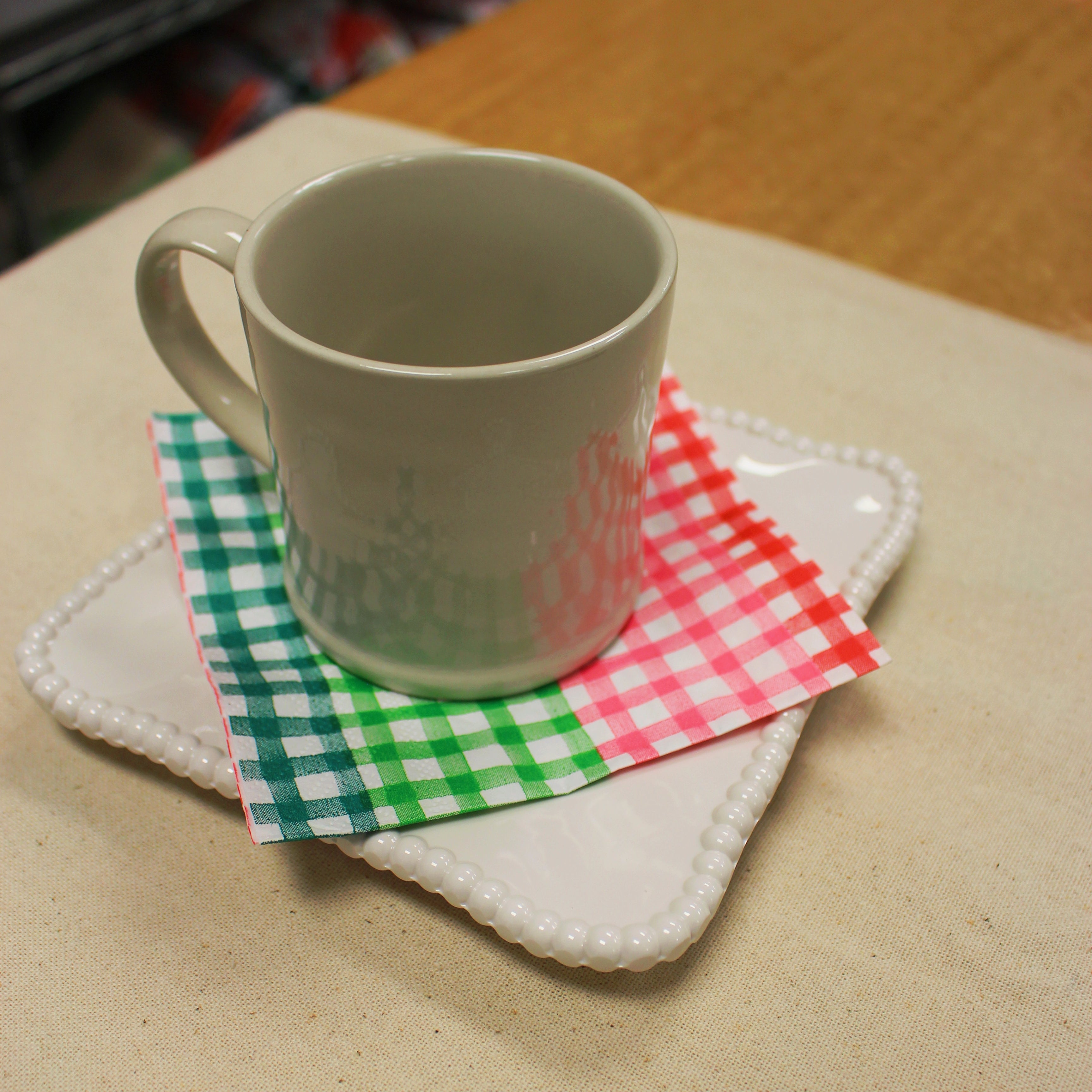 Scalloped Melamine Appetizer Plate